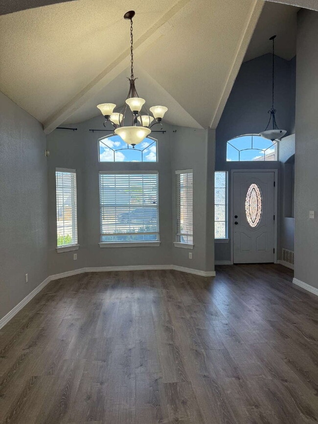 Building Photo - "Charming 3-Bedroom Retreat with 2 Full Ba...