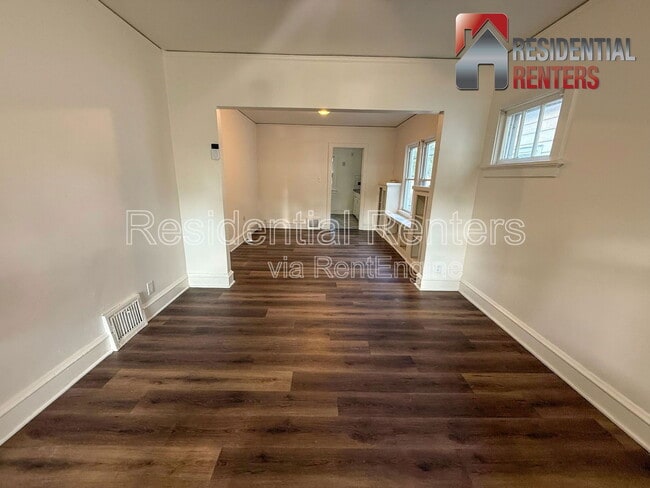 Building Photo - 5560 N 40th St