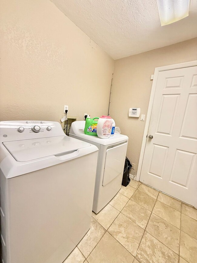 Building Photo - Stunning Furnished Pool him on Accessible Canal