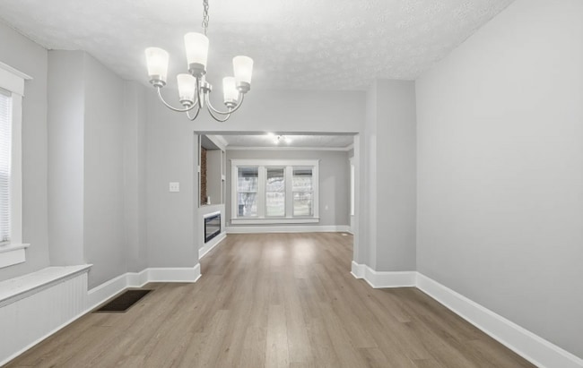 Building Photo - Large 2 Bedroom Home