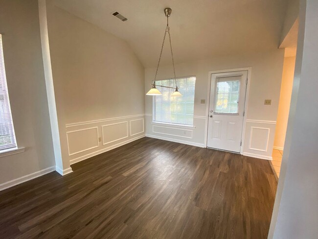 Building Photo - 4 bed, 2.5 bath in Cordova with new ss app...