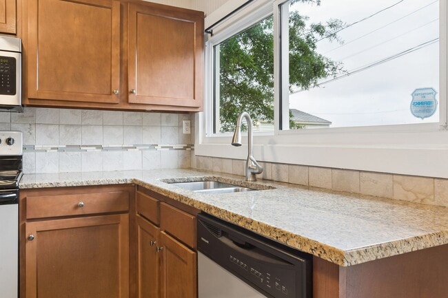 Building Photo - Water Views, Hampton, 3 bed 2.5 bath Ready Now!