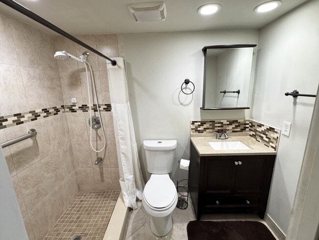 Building Photo - 984 Normandy Ln