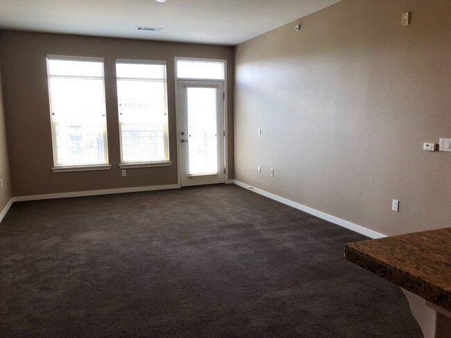 Building Photo - 2BD/2BA condo w/ great kitchen, W/D, pool, garage & more!
