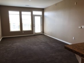 Building Photo - 2BD/2BA condo w/ great kitchen, W/D, pool, garage & more!