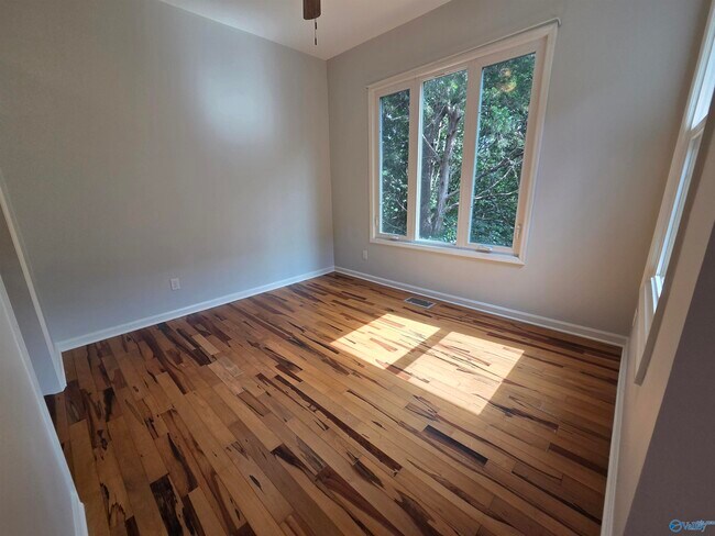 Building Photo - 211 Knollridge Cir SE