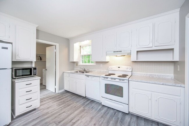 Building Photo - Charming 3BR Home with Hardwood Floors, Fireplace & Bright Living Spaces in Midlothian