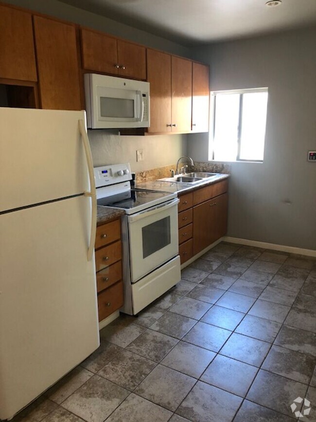 Building Photo - Beautiful 1 BD, 1 BA in the Heart of Hillc...