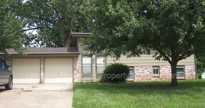 Building Photo - 2446 Cedarwood Ave