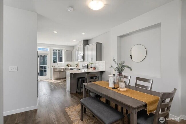 Building Photo - Modern 2-Bed, 2.5-Bath in Prime Location -...