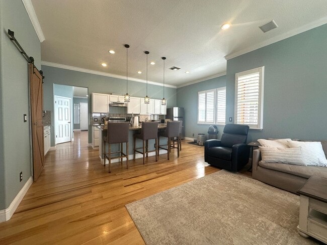 Building Photo - Gorgeous single story with Pool!