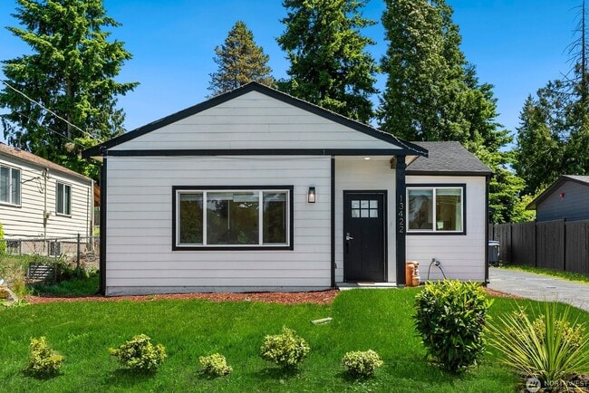 Building Photo - Remodeled, move in condition!
