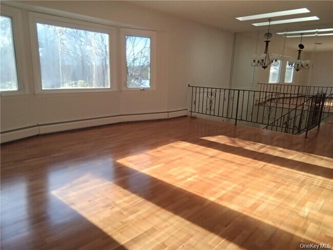 Building Photo - 5 Suzie Dr