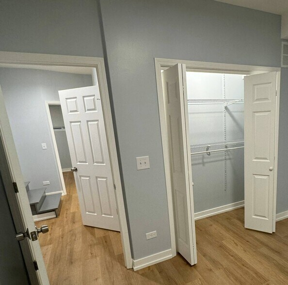 Building Photo - 1024 W Ainslie St