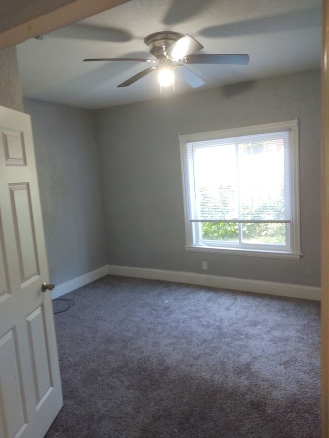 Building Photo - 3 Bedroom 1 Bathroom House W/ Bonus room &...