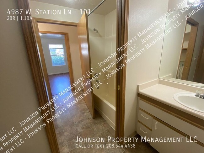 Building Photo - Upgraded 2BR Apartment with Central A/C an...