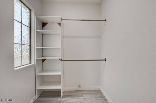 Building Photo - 8125 Chestnut Hollow Ave