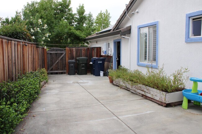 Building Photo - Gorgeous Single Story 3 Bedroom, 2 Bath wi...