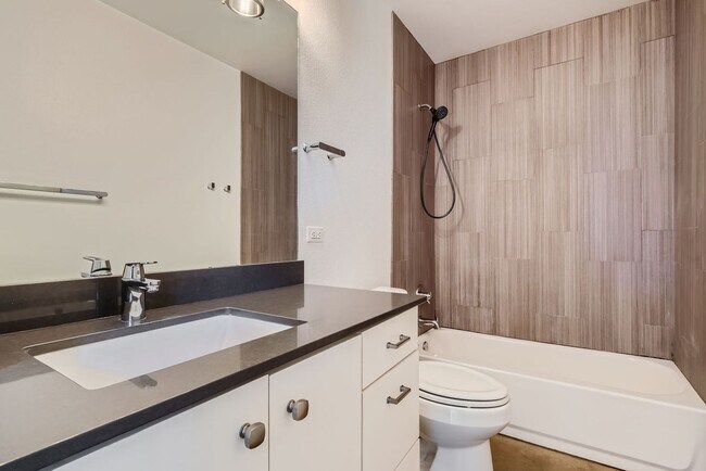 Building Photo - Home with Guest Suite