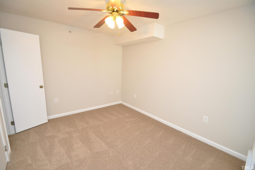 Building Photo - Room in Condo on Crab Orchard Dr