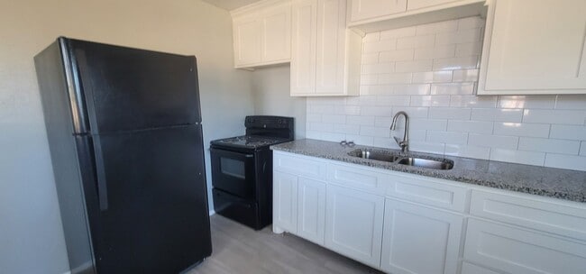 Building Photo - Large 2 Bedroom!