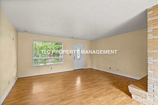Building Photo - 3bd/1bath duplex off Barger available now