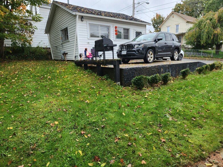 Building Photo - 123 W Mohawk St