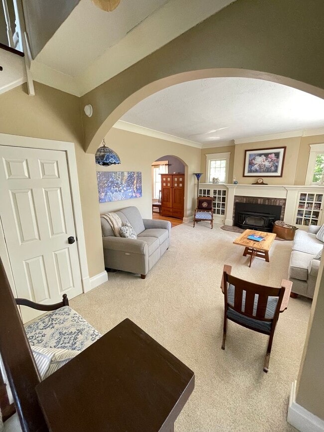 Building Photo - AVAILABLE AUGUST 1ST - Beautiful Single Fa...
