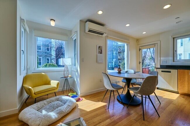 Building Photo - 13 Clary St