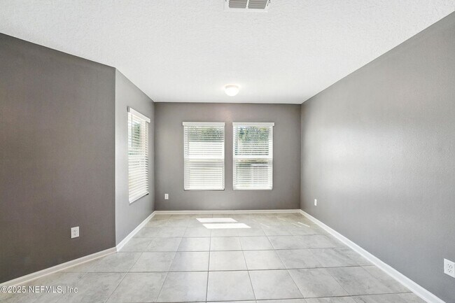 Building Photo - 3 bedroom / 2 bathroom home on the Northside