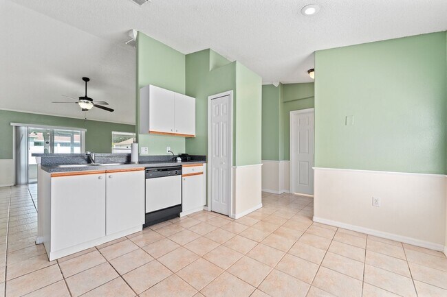 Building Photo - Charming 3-Bedroom, 2-Bath Home with Bonus Room in Poinciana!