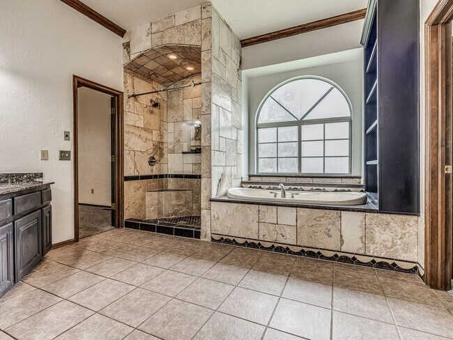 Building Photo - Spacious Home + East Edmond + 4 bedrooms + Fox Lake