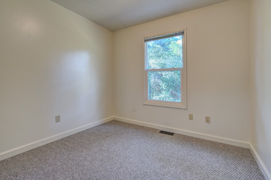 Building Photo - 135 Clover Valley Cir
