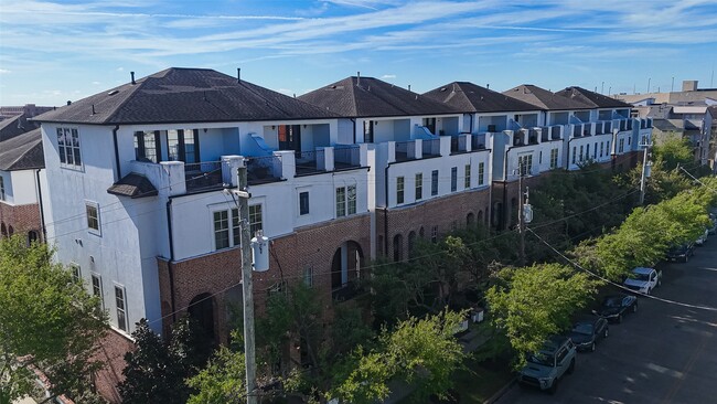 Building Photo - 705 Delano St