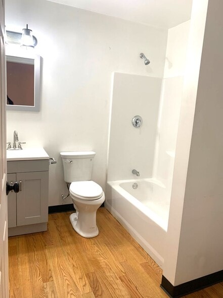 Building Photo - 548 Roosevelt Ave