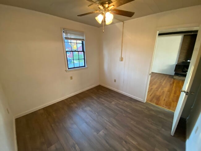 Building Photo - Chestnut Grove Village 11