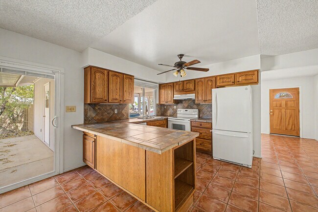 Building Photo - 2822 E Willow Ave