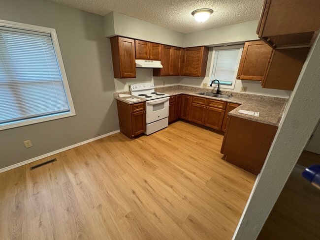 Building Photo - 3 bedroom 2 bathroom updated home in Sprin...