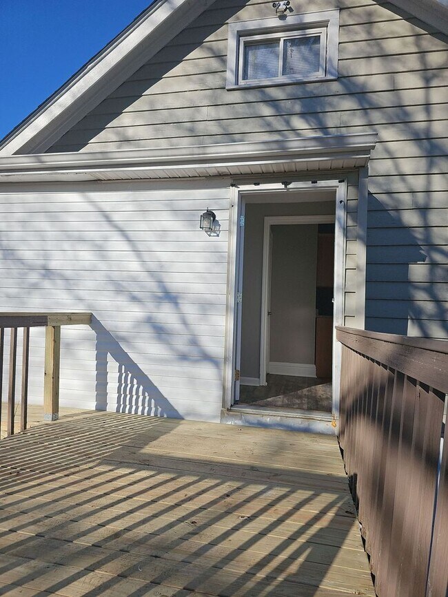 Building Photo - **$1000 Deposit Special** 4539 Mayhew Ave ...