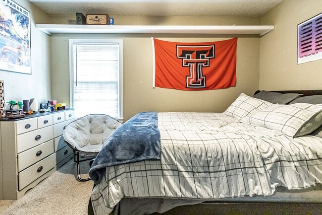 Building Photo - Pre-Leasing Summer 2023: Spacious 4/2,