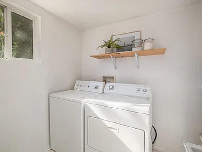 Building Photo - Beautiful, Spacious 3B/2.5Bath Single Family Home