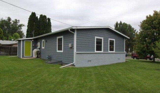 Building Photo - Updated 3 Bed Home with Vaulted Ceilings, Solar Panels & Large Corner Lot!