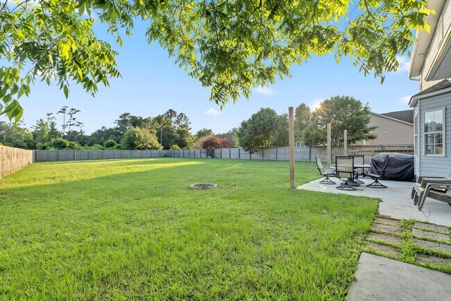 Building Photo - 3 bedroom with BONUS! Fenced Yard