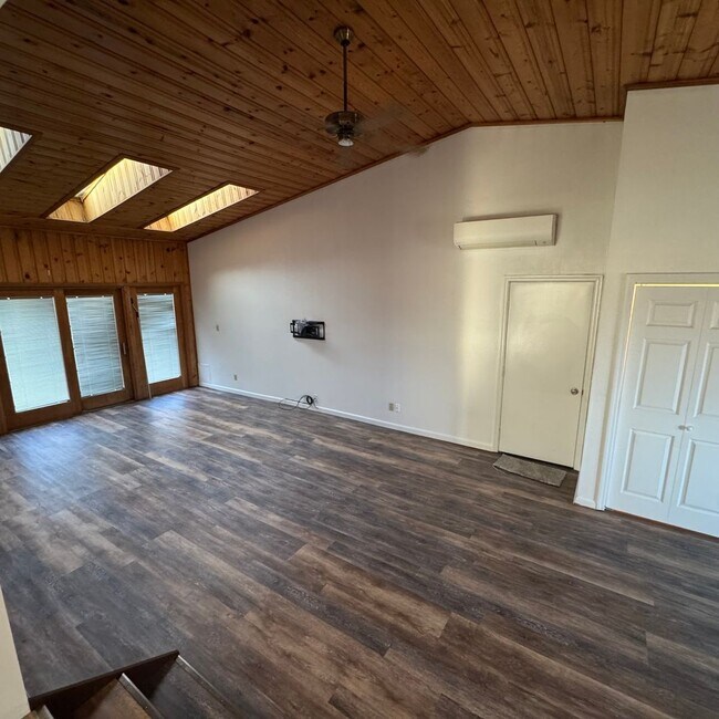 Building Photo - Spacious 3-Bedroom Home on Half-Acre Lot in Top-Rated Pleasant Valley School District!