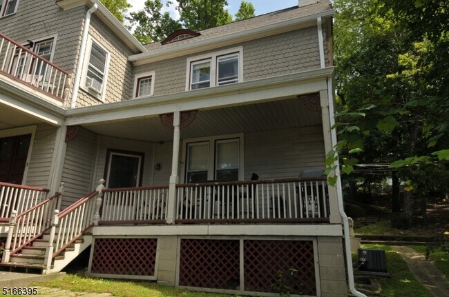 Building Photo - 76 Western Ave