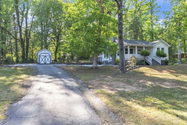 Building Photo - Cozy 2 Bed / 1 Bath Bungalow Near the Blue Ridge Mountains on Nearly 1 Acre $1,595/mo rent