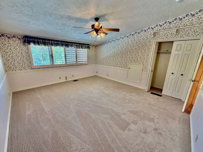 Building Photo - Distinctive and Spacious 5-BR Home in Bloomington