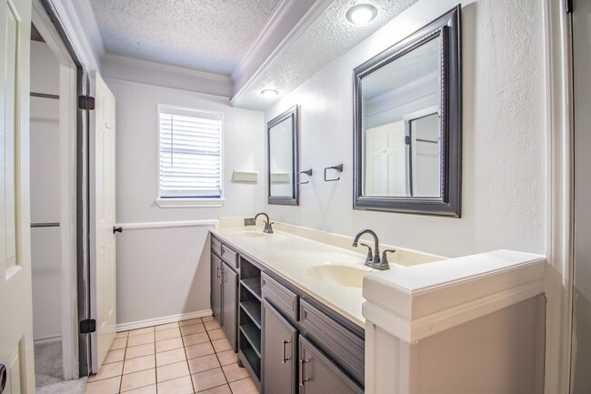 Building Photo - Charming home with updates!