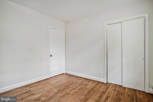 Building Photo - 8205 Robin Hood Ct
