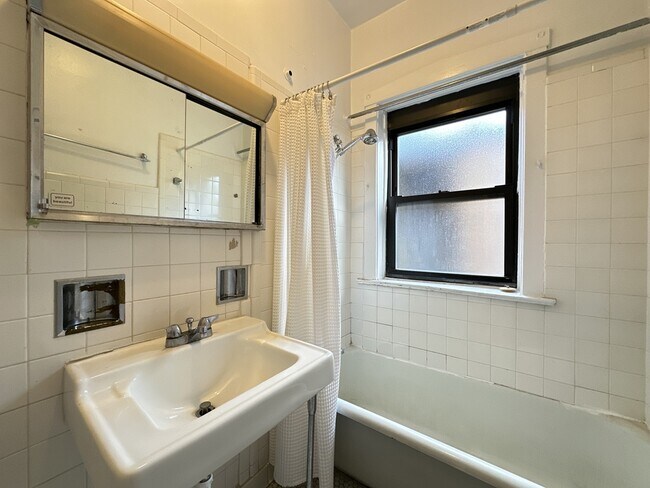 Building Photo - 1312 Oak Ave